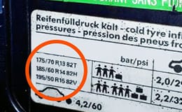 På klappen til brændstofpåfyldning