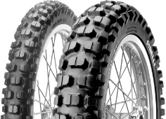 Nærbillede af slidbanen Pirelli MT 21 Rallycross 130/90-18 69 R Rear TT M/C
