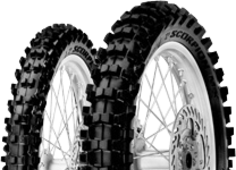Nærbillede af slidbanen Pirelli Scorpion MX Mid Soft 32 110/90-17 60 M Rear TT NHS